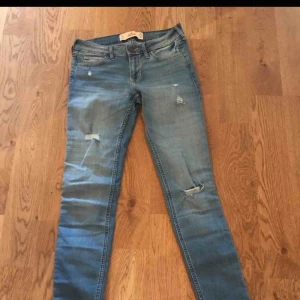  - Supersnygga och bekväma jeans från Hollister i storlek W25 och L33! I nyskick, väldigt måttligt använda och köpta för dubbelt så mycket :)