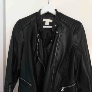 - Fejk skinnjacka från HM storlek 38, passar bra på en 36a också! Använd en gång, säljer endast för att jag har för många jackor.