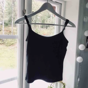  - Snyggt "siden" linne! Mörkblått, med en rand vid bröstet. Banden går att justera! Ganska fint skick. Jättestretchig. 