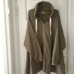  - Väldigt oversized A-linjeformad tröja från Weekday. Storlek S men skulle säga att den passar alla storlekar!   Kan mötas upp i Sthlm eller skicka - köparen betalar frakt. 