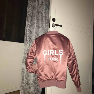 - Rosa bomber med girls tour tryck på ryggen från layout 24. Använd 1 gång så är helt i nyskick! Mittenbilden är samma jacka men ett annat ljus och visar lite hur den sitter!