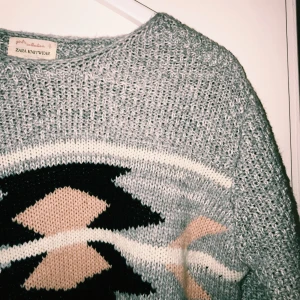  - Aldrig använd stickad tröja ifrån zara. Den har fransar längst ner. Jättefina färger och i helhet en jättefin tröja, tyvärr så tycker jag inte om hur den sitter på min kropp. DU KAN KÖPA ALLA TRE STICKADE TRÖJOR FÖR ENDAST 150kr. (Egentligen skulle de gå på 190kr)