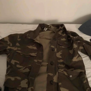  - Militär jacka. Aldrig använd ordinarie pris 500kr säljer för 400kr storlek S.