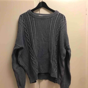  - Storleken är L men jag har använt denna som en oversize-sweater! Funkar som unisex 😍 frakt tillkommer