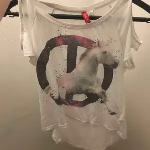 En t-shirt med ”öppna” axlar, knappt använt