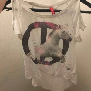  - En t-shirt med ”öppna” axlar, knappt använt