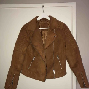  - Kamelfärgad mockajacka i gott skick! Har används ett fåtal gånger och har nu bara hängt i garderoben, därför säljer jag den. 