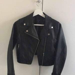  - En skinnjacka i kortare modell. I väldigt bra skick, säljer pågrund av att jag aldrig använder längre. Köparen står för frakt och tar swich