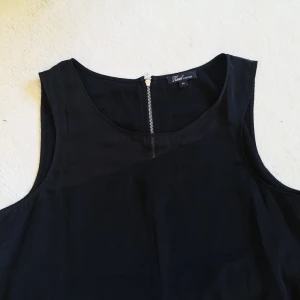  - Lång svart topp med dragkedja i bak