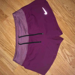  - Dovt rödlila träningsshorts från Nike, väldigt sköna, aldrig använda Storlek: S Skickar mot frakt eller så möts vi i centrala Sthlm