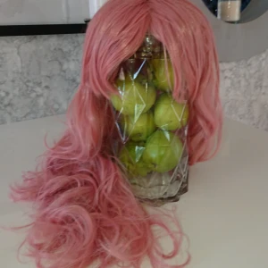  - Lägger ut en ny annons på denna peruk då många vill ha fler bilder på peruken. Frakten ingår i priset 🍀