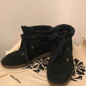  - Säljer mina fina Isabel Marant Bobby då de förtjänar att bo hos någon som använder de oftare än vad jag gör. Nypris ligger runt 4000. Kan fraktas mot en mindre kostnad.