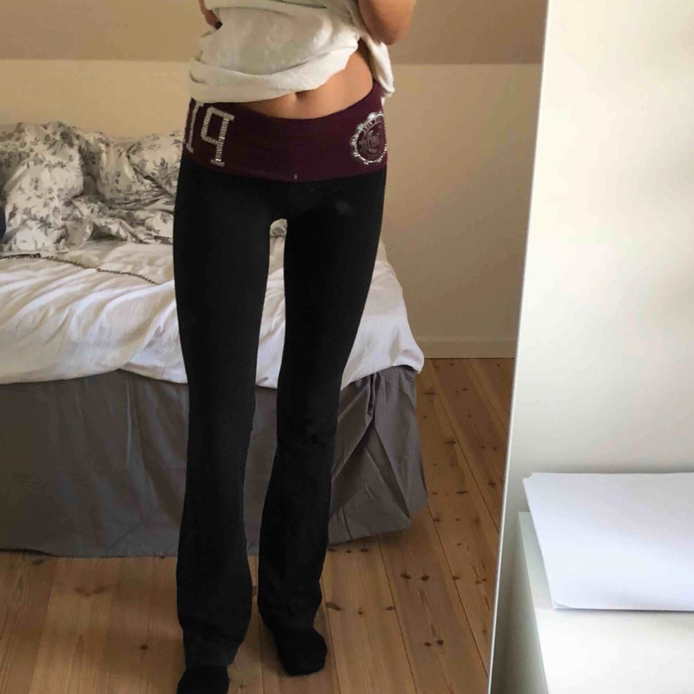 Svarta bootcut Yoga pants från Victoria’s secret med en vinröd/lila kant med silvriga stenar i storlek XS, men funkar även för S. Möts upp i Stockholm eller köparen står för frakt. Jeans & Byxor.