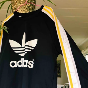  - Tröja från en av rita oras kollektioner med adidas. Den har alltid känts lite för liten för mig så därför säljer jag den nu. Möts upp i hstd, annars tillkommer frakt på 40kr 🌸