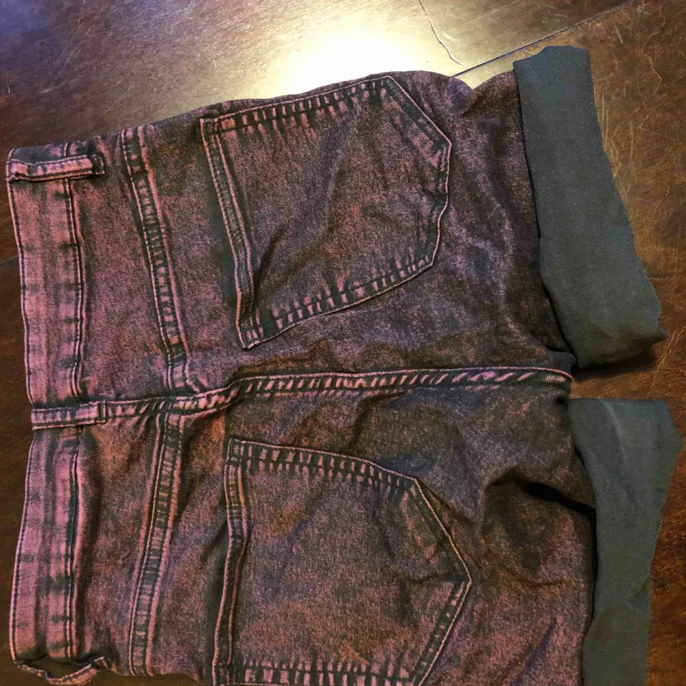 Högmidjade shorts från H&M i stl S. Stretchiga och supersköna! Nästan helt oanvända.. Shorts.