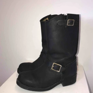  - Dags att sälja mina Johnny Bulls då de inte passar mig längre. Väldigt sparsamt använda. Original kartong medföljer. 📦 Nypris: 1.200kr 