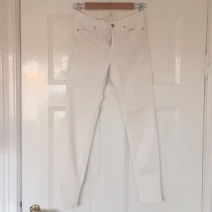  - Skinny fit, Zara Basic jeggings-aktiga byxor. Normal-låg midja. 