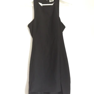  - Klänning från Weekday
Sparsamt använd och i bra skick
Supersnygg!! :)

Kan mötas upp i Stockholm, annars står köparen för frakt