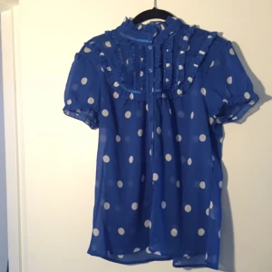  - Jättefin blus i toppskick! Kan mötas upp i Stockholm eller Uppsala samt posta (köparen står för frakten) :) 