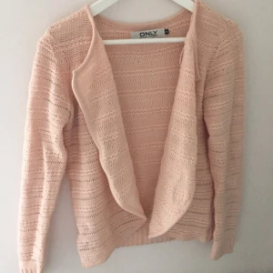  - Jättesöt rosa-aprikosfärgad kofta från ONLY. Storlek M, sitter jättebra.:)