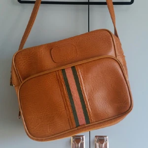  - Hyfsat stor och vintage väska! Fått som present men blir aldrig använd och tråkigt på en sån fin väska!

Den är som sagt vintage och är inte första ägaren, men den är väldigt sparsamt använd av den tidigare ägaren!