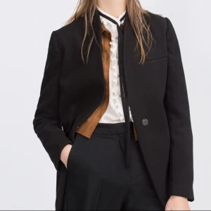  - Fin kappa från Zara. Oanvänd med tag kvar! Köpt på reapris 300kr (ordinariepris 700kr). Inga fickor, enbart dekorativa.  100% polyester 