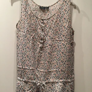  - Jumpsuit från Lindex i storlek 36. Den är väldigt sparsamt använd, köpt förra året ☺️