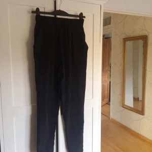  - Svarta haremsbyxor med resår i midjan 