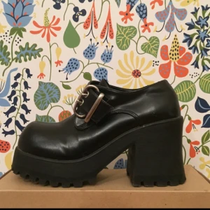  - KAXIGA 90-tals platåer!

Milt slitage(se bild)

Storleksinfo: Märkta som 37, men små i storleken(36,5 typ). 
Så för dig som rockar 36:or eller små 37:or.