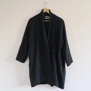  - Grey medium oversized coat. Person on the photo is a size XS. The coat fits any body type from XS-XL. Awesome coat for spring, fall and winter!💯