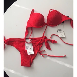  - Röd fin bikini! Oanvänd, överdelen är endast testad. Underdelen storlek XS, överdelen 75B. Frakt 42kr✨ (går även att köpas separat) 