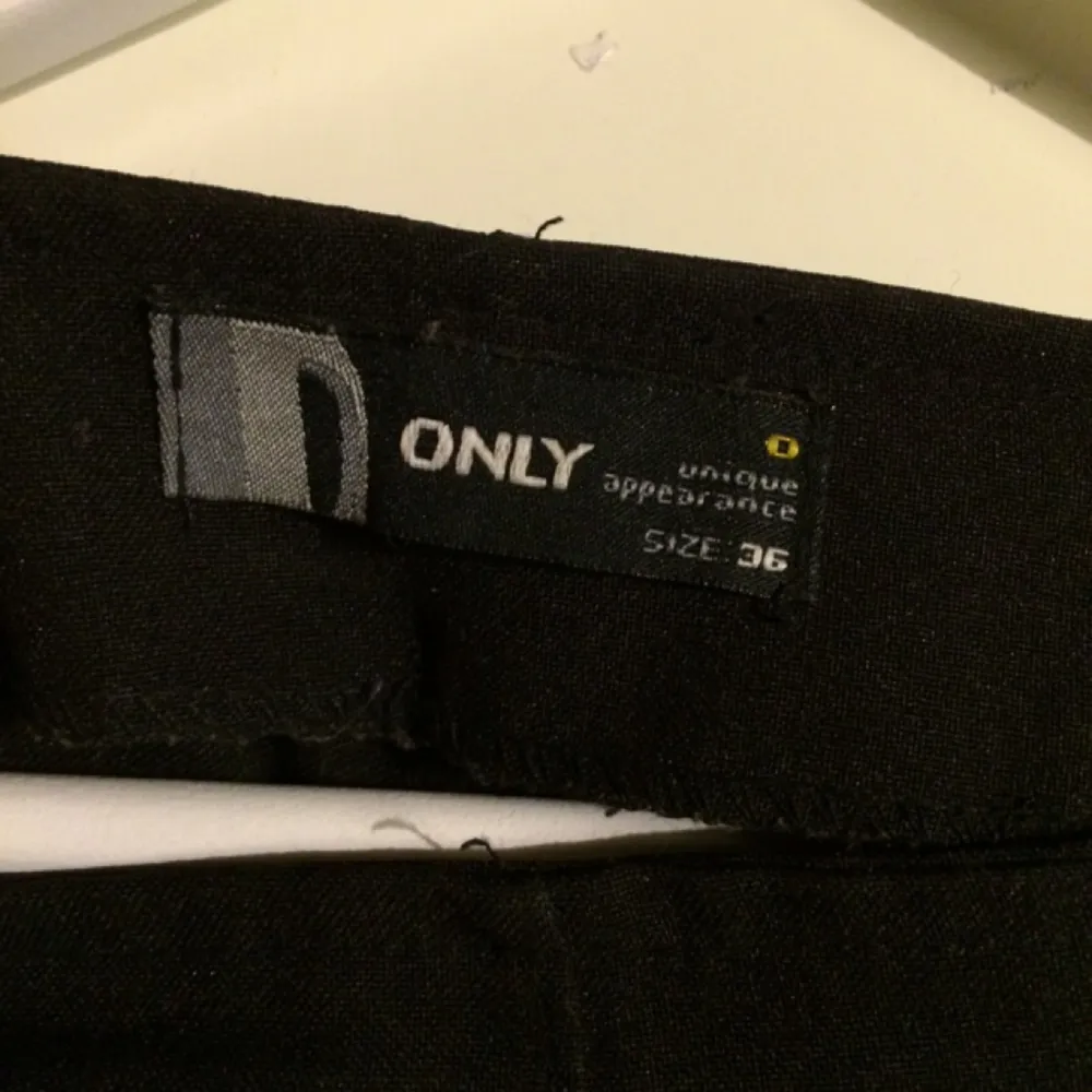 Svarta utsvängda byxor från Only.. Jeans & Byxor.