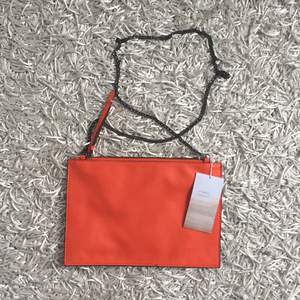 Kuvertväska från Zara. Aldrig använd, lappen sitter kvar. Härligt orange! Ser mer röd ut på bilderna. 