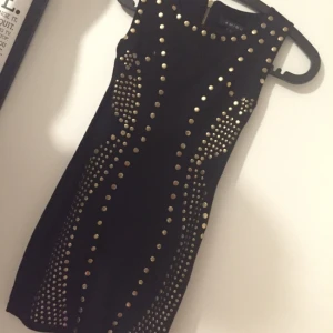 - Svart fodralklänning med guldnitar, väldigt skön och sitter inte för tajt. 