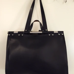  - Svart väska i läder imitation från Zara. Stor och rymlig väska med "Doctor bag" stilen. 

Priset går att diskuteras. Swish-betalningar är okej. 