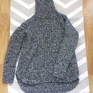  - Snygg stickad polotröja från Lindex. Använd någon enstaka gång, nyskick! Kragen går att vika ner. frakt tillkommer, Swish finns. 
