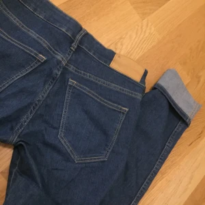  - Blåa jeans från H&M, använd 1 gång. Pris kan sänkas vid snabb affär!!! 