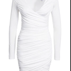  - Klänning från Nelly, oanvänd (prislappen kvar).
Storlek L, men den är som M.

Nypris: 399kr
Mitt pris: 150 + frakt 