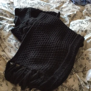  - Väldigt stor stickad halsduk från BikBok. Aldrig använd!