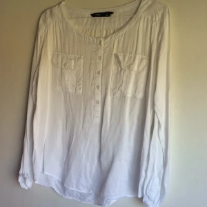  - Vit blus från Cubus. 
100% viskos