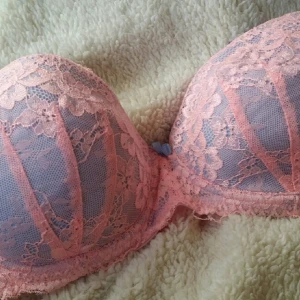  - Super fin Bh från Cubus, storlek 80D. knappt använd!

50kr inkl. frakt 