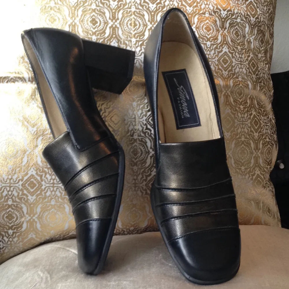 Vintage-skor med blockklack. Äkta läder (se bild nr 3). Svarta med guldaktig lyster framtill. Bekväma. Strl 4,5 (37).. Skor.