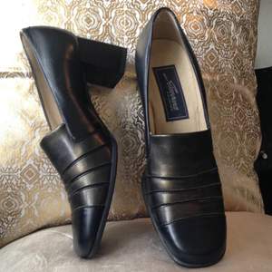 Vintage-skor med blockklack. Äkta läder (se bild nr 3). Svarta med guldaktig lyster framtill. Bekväma. Strl 4,5 (37).