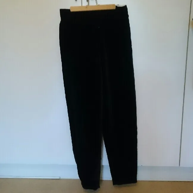 svarta sammetsbyxor från Marc Jacobs. mkt bra skick. lösare passform . Jeans & Byxor.