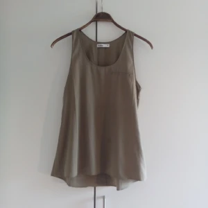  - Linne i polyester från Cubus, knappt använd.