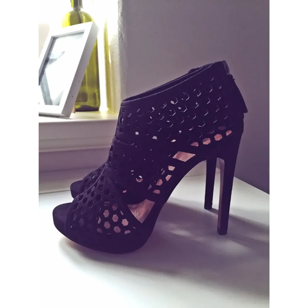 Underbara heels frĂ„n H&M! đ
Aldrig anvÀnda!
15 cm klack
Stadiga och hyfsat