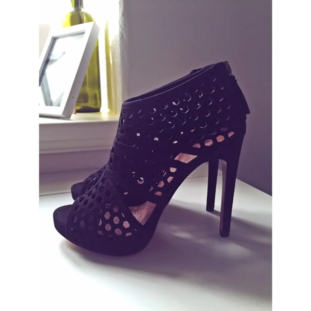 Underbara heels från H&M! 👠
Aldrig använda!
15 cm klack 
Stadiga och hyfsat 