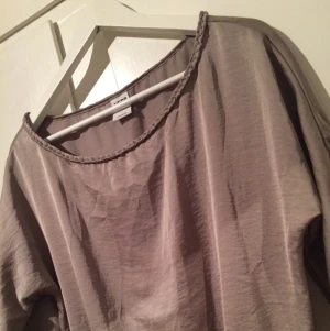  - Veromoda klänning. Jätte fint skick! Man viker upp i midjan 
