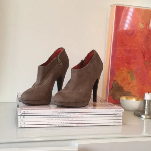  - Ljusgrå fina stövletter från hm. Oanvända.   Köparen betalar eventuell frakt