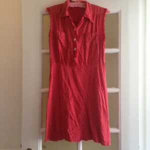  - Röd bomullsklänning med vita prickar. Perfekt i sommar. Vintage. Kan mötas upp i sthlm eller skicka. Köparen betalar frakt. Swish, cash eller överföring. 